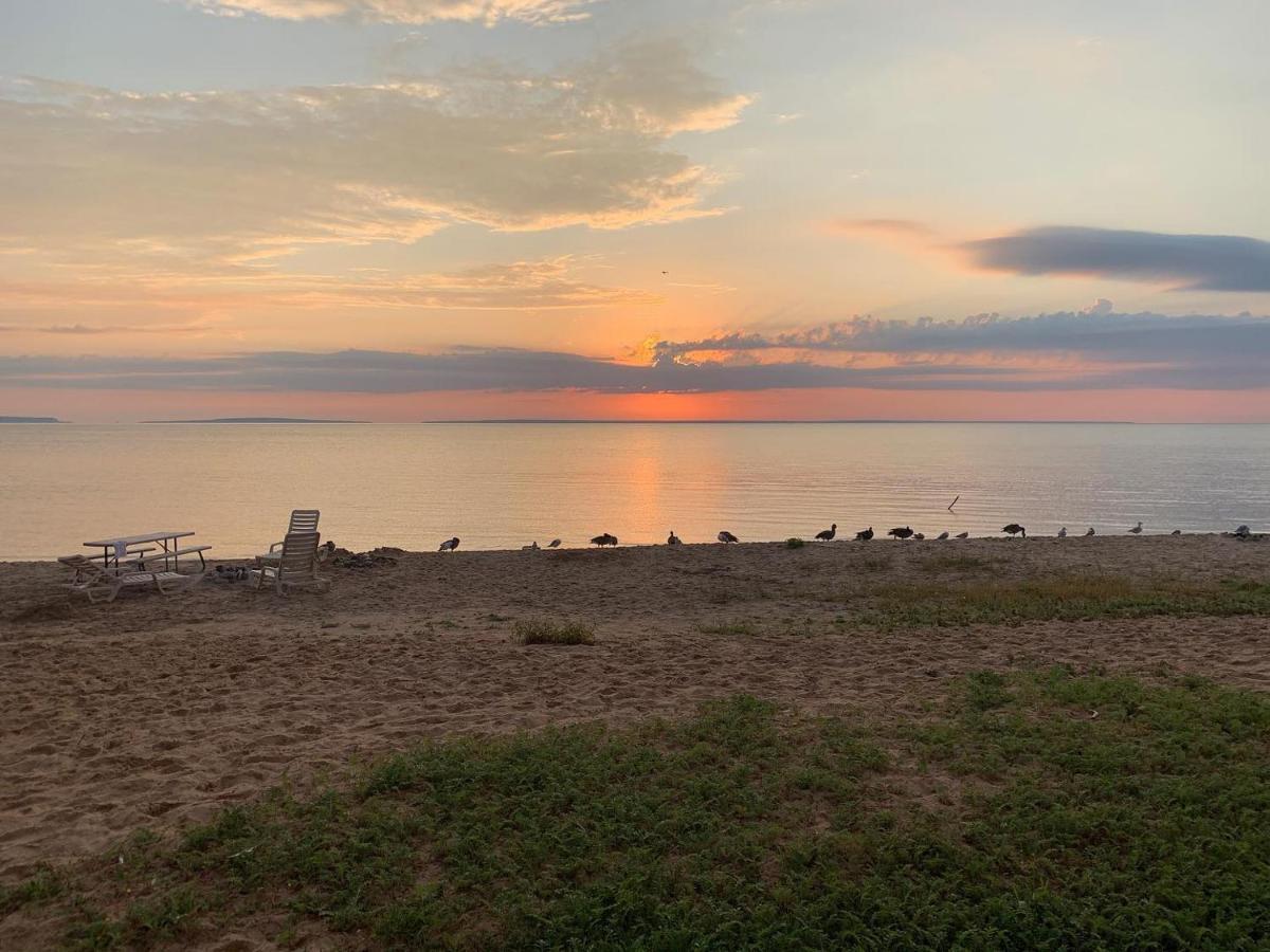 Mackinaw Beach And Bay Inn & Suites Mackinaw City Eksteriør billede