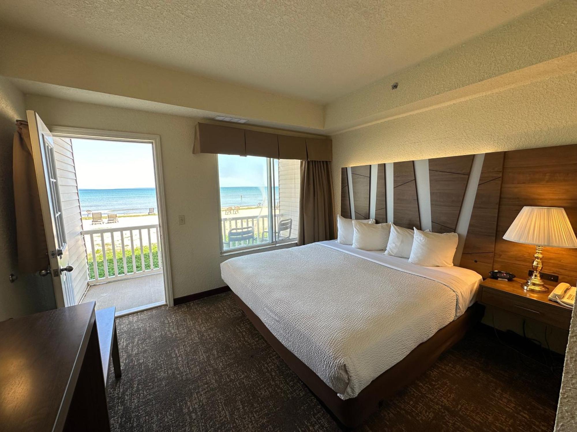 Mackinaw Beach And Bay Inn & Suites Mackinaw City Eksteriør billede