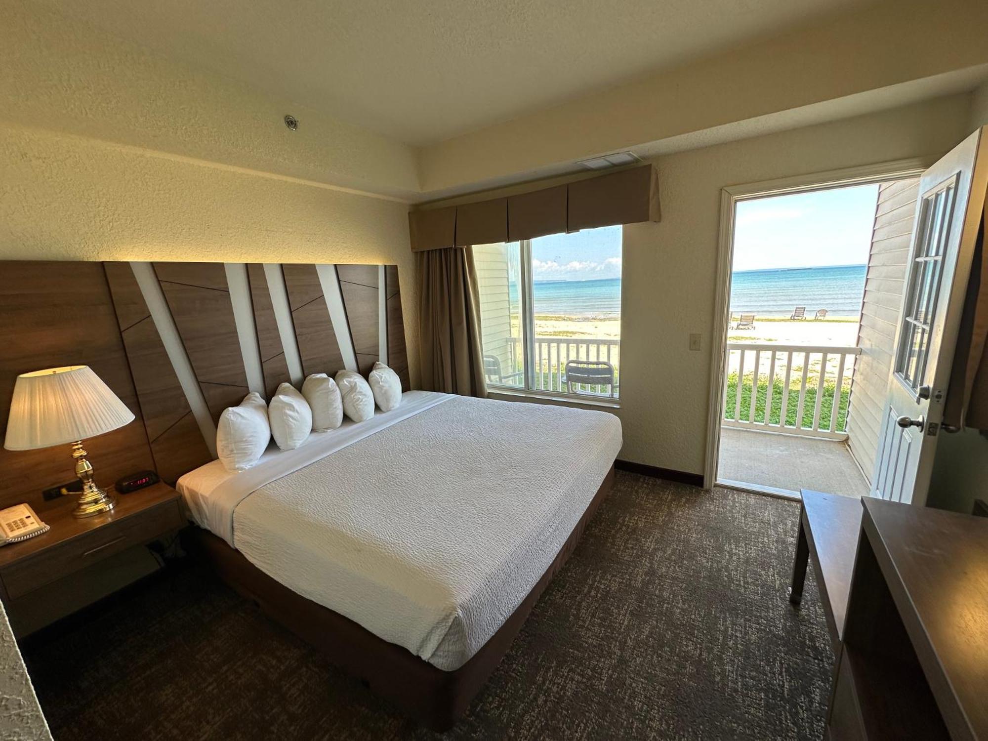 Mackinaw Beach And Bay Inn & Suites Mackinaw City Eksteriør billede