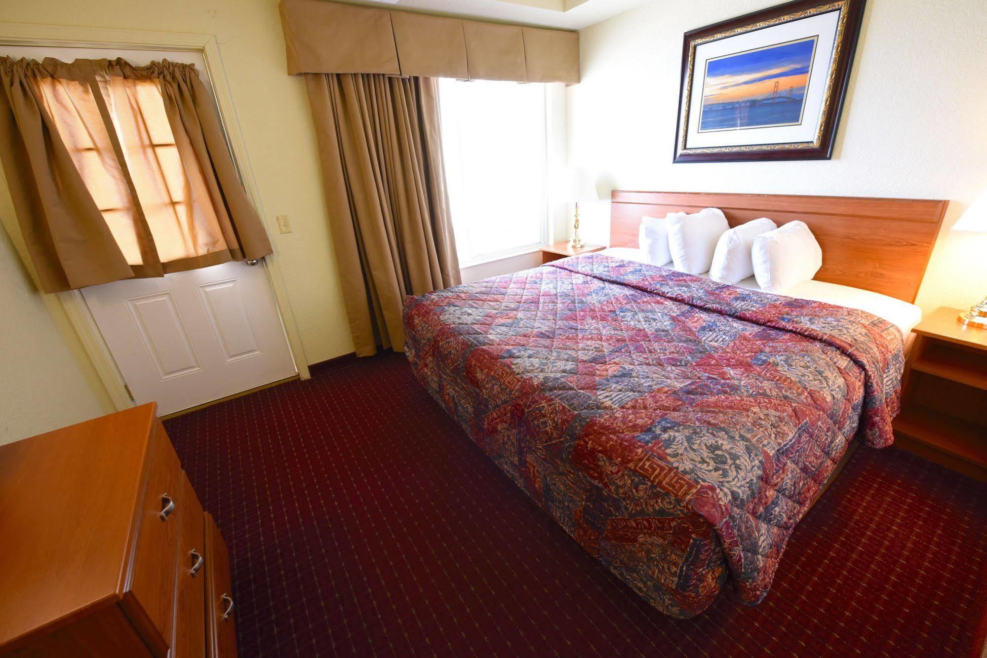 Mackinaw Beach And Bay Inn & Suites Mackinaw City Eksteriør billede