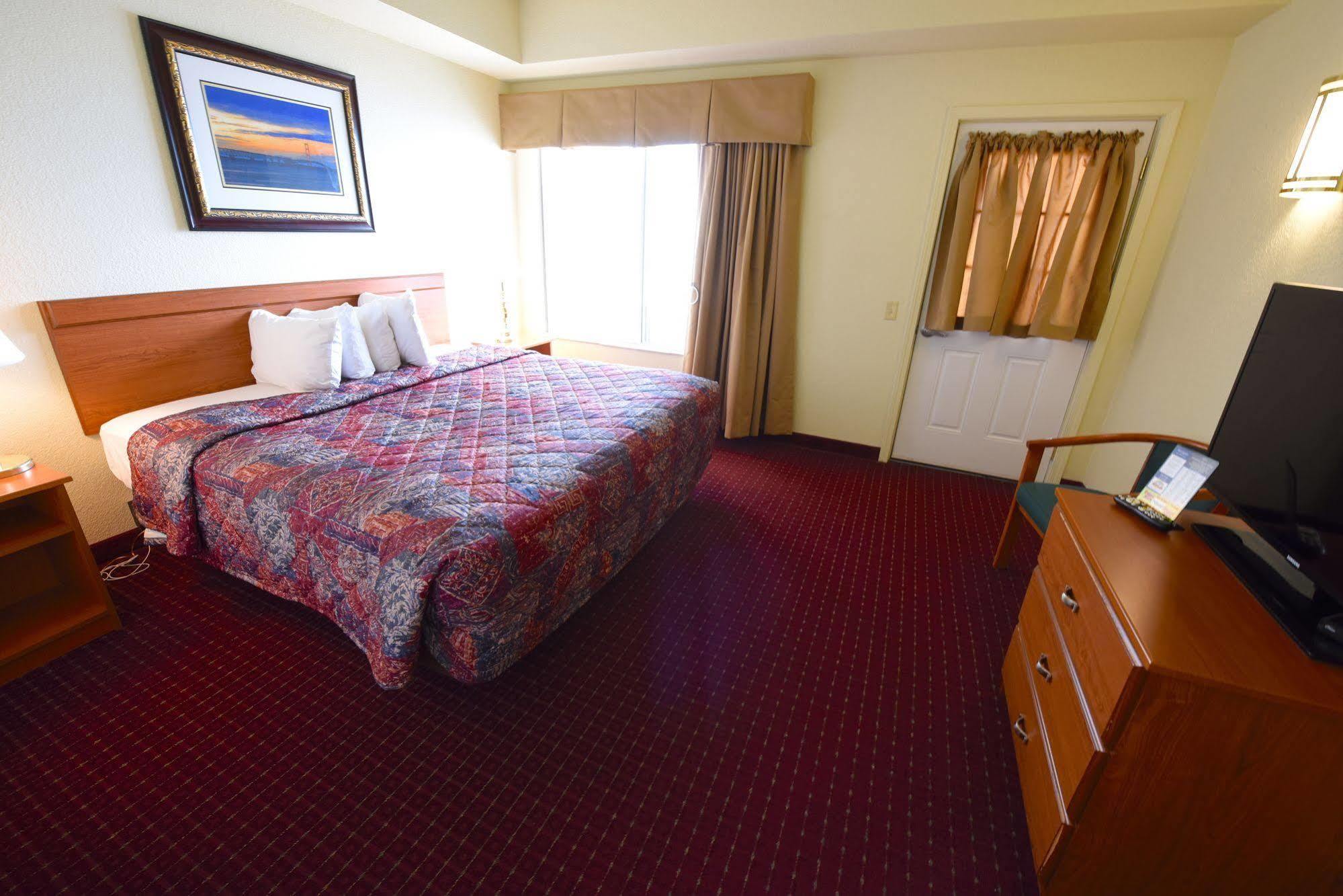 Mackinaw Beach And Bay Inn & Suites Mackinaw City Eksteriør billede