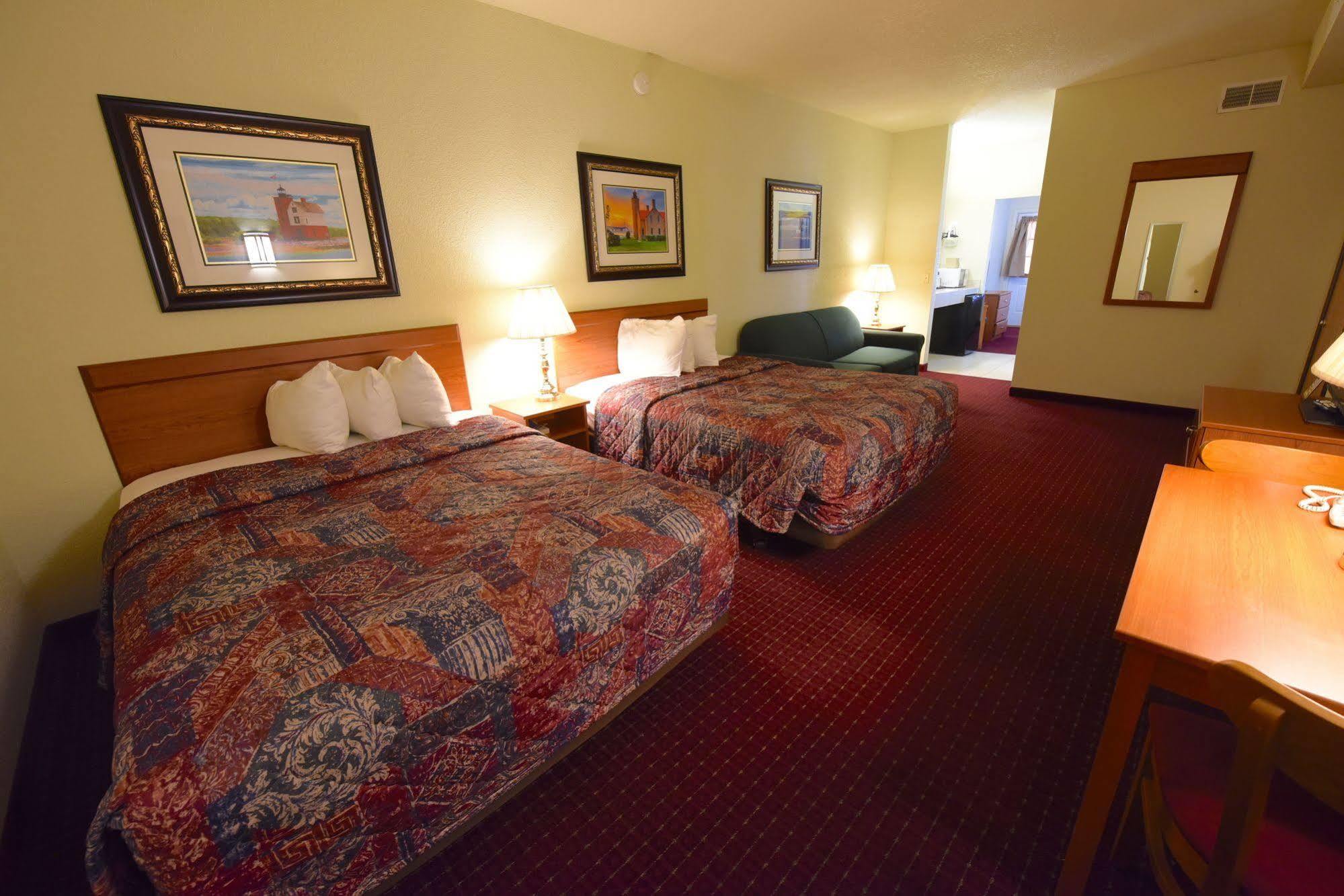 Mackinaw Beach And Bay Inn & Suites Mackinaw City Eksteriør billede