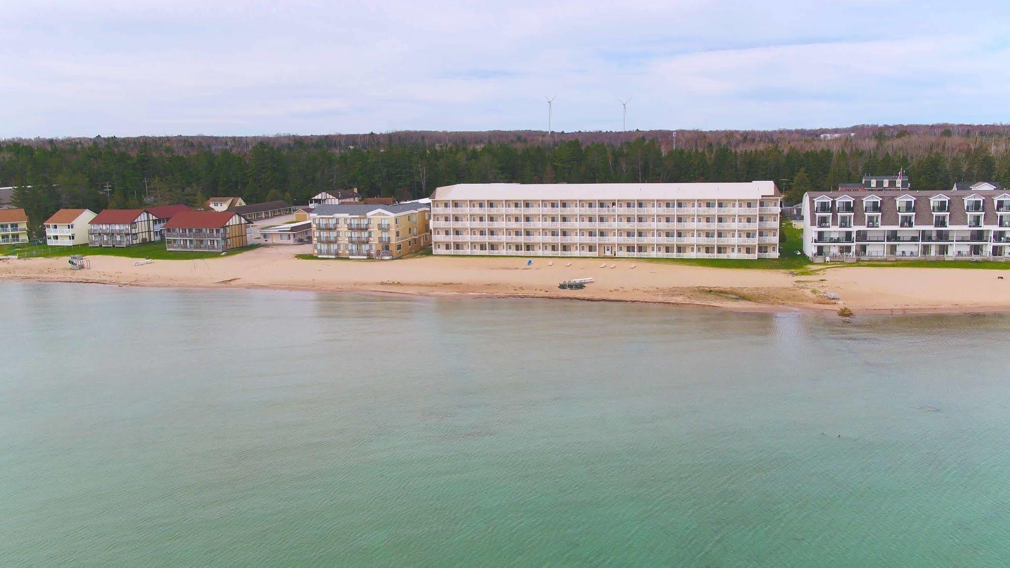 Mackinaw Beach And Bay Inn & Suites Mackinaw City Eksteriør billede