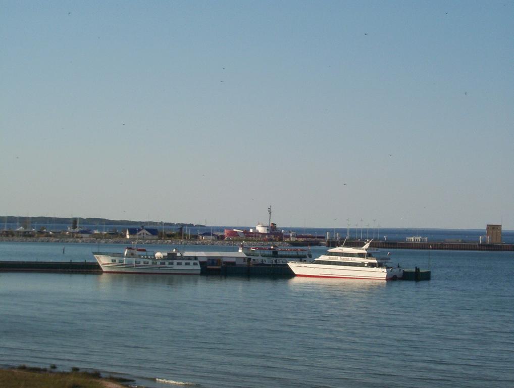 Mackinaw Beach And Bay Inn & Suites Mackinaw City Eksteriør billede